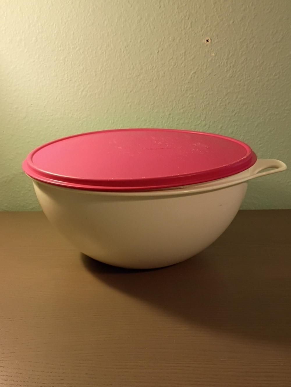 32 Cup Tupperware  Bowl with Pink Lid - White Bowl
